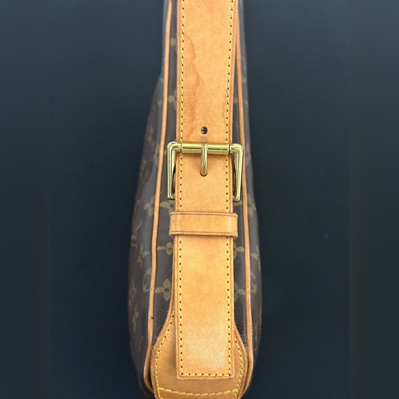 Louis Vuitton Croissant MM Bag - Picture 7 of 12